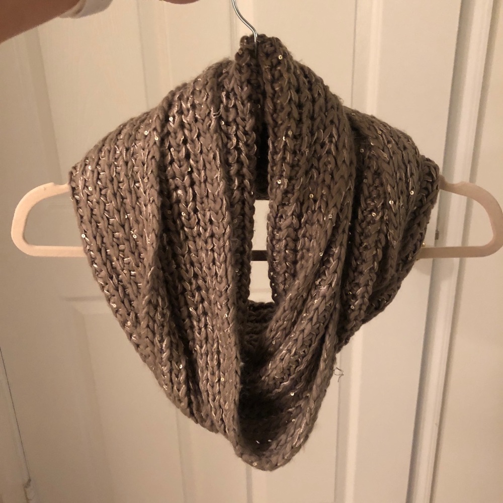 Gray knit scarf